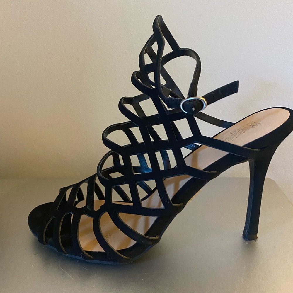 Brand new black heel-smoke free home